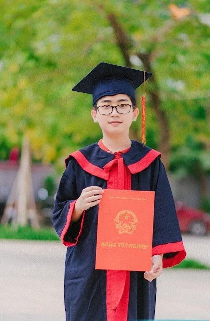 Tạo ảnh cử nhân tốt nghiệp AI - áo cử nhân trang trọng - mẫu Ảnh cử nhân tốt nghiệp AI