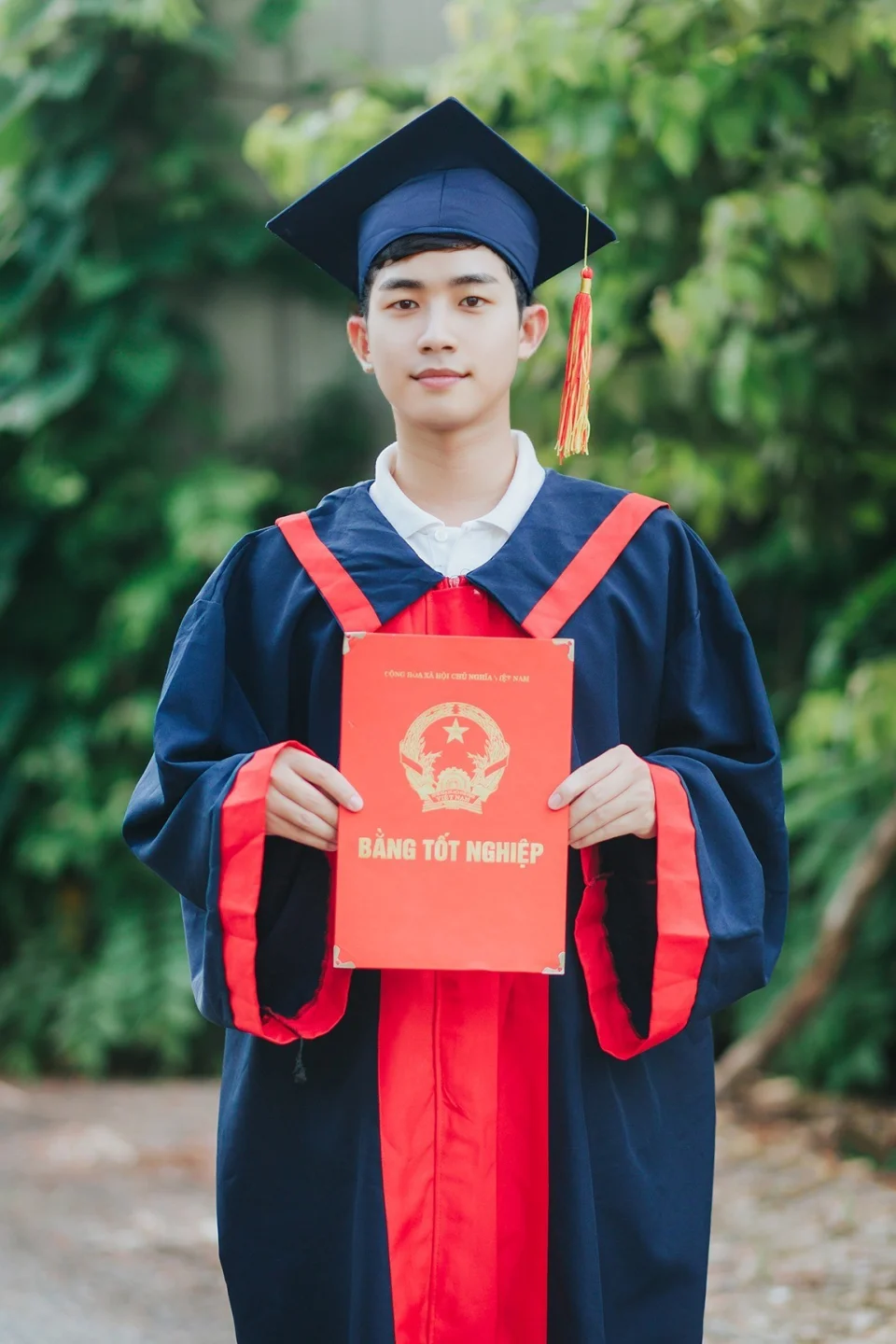 Tạo ảnh cử nhân tốt nghiệp AI - cầm bằng tốt nghiệp - mẫu Ảnh cử nhân tốt nghiệp AI