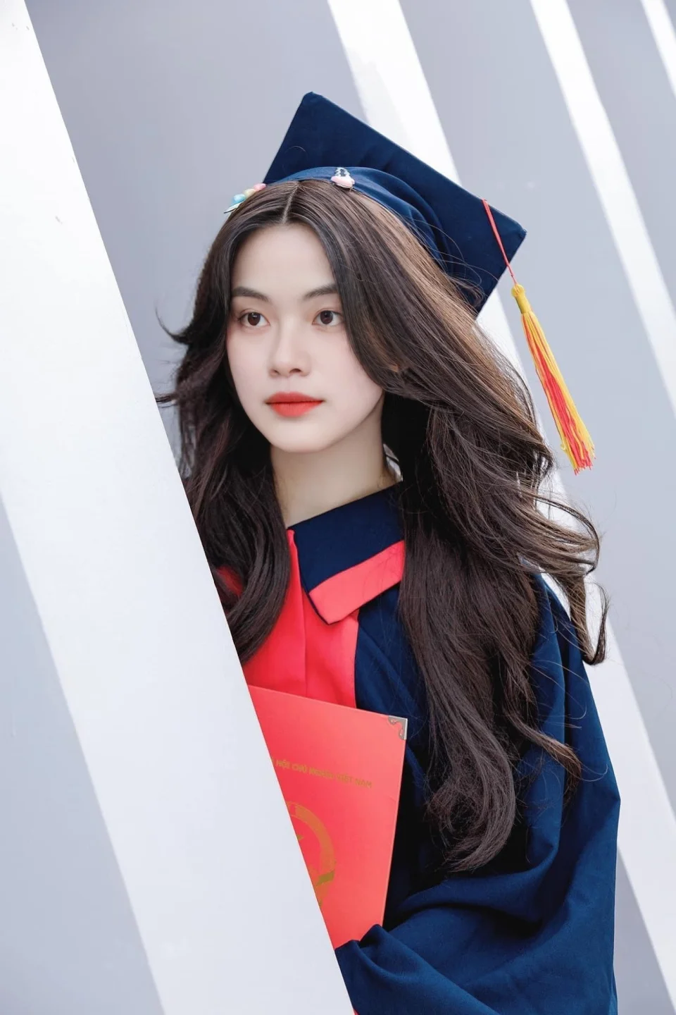 Tạo ảnh cử nhân tốt nghiệp AI - cầm bằng tốt nghiệp - mẫu Ảnh cử nhân tốt nghiệp AI