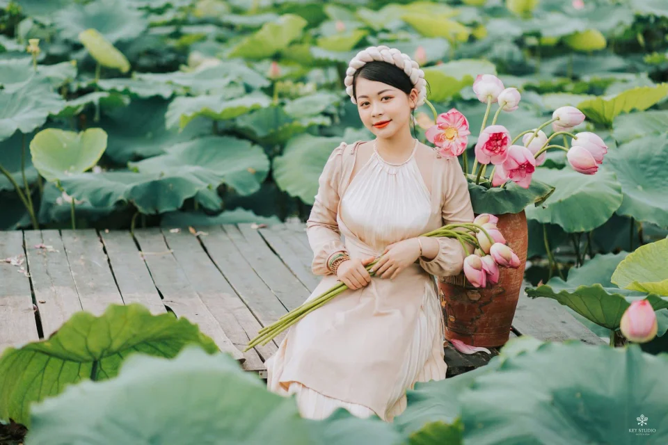 Tạo ảnh hoa sen AI - áo dài bên hồ sen - mẫu Ảnh Hoa Sen AI