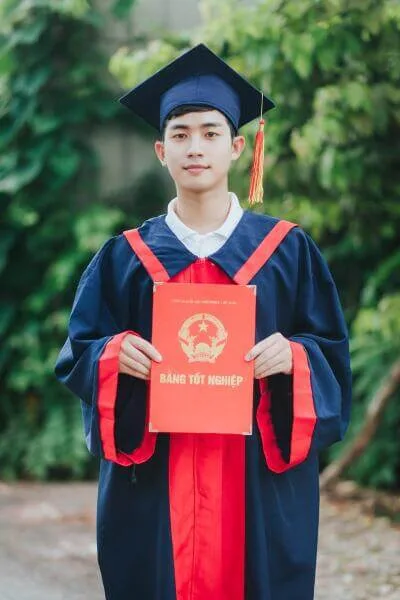 Tạo ảnh cử nhân cầm bằng tốt nghiệp bằng AI